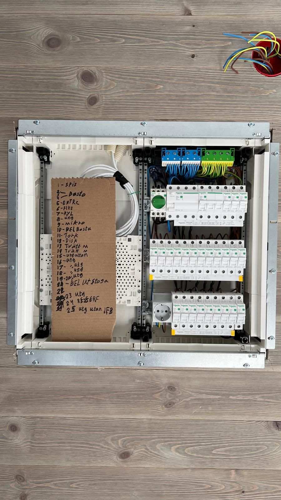 Elektriker byter elcentral i Stockholm