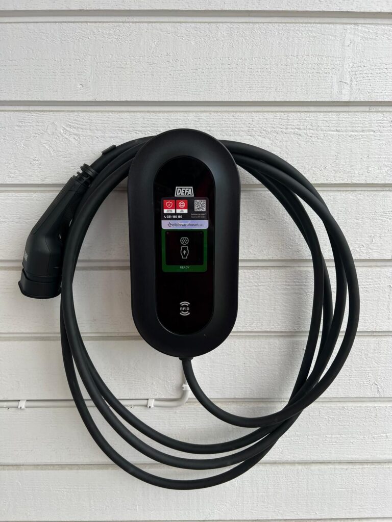 Elektriker installerar laddbox i Stockholm