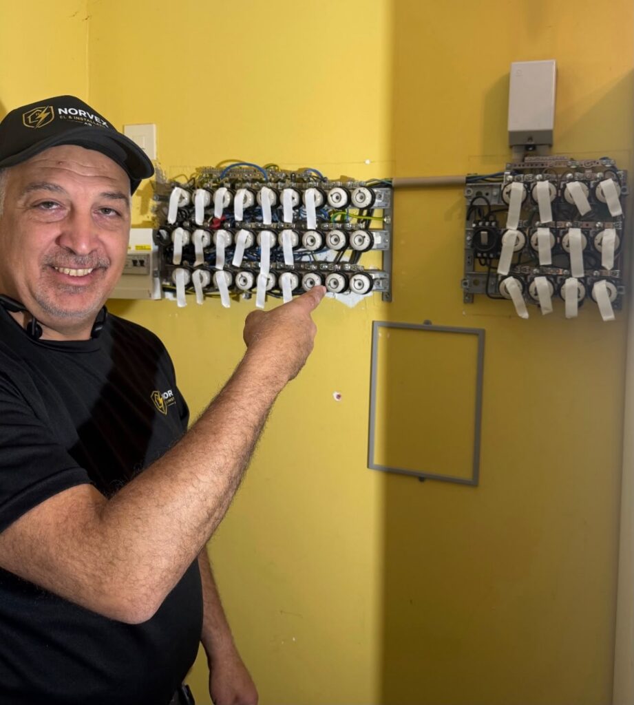 Elektriker med verktygslåda redo för akut utryckning i Södra Stockholm