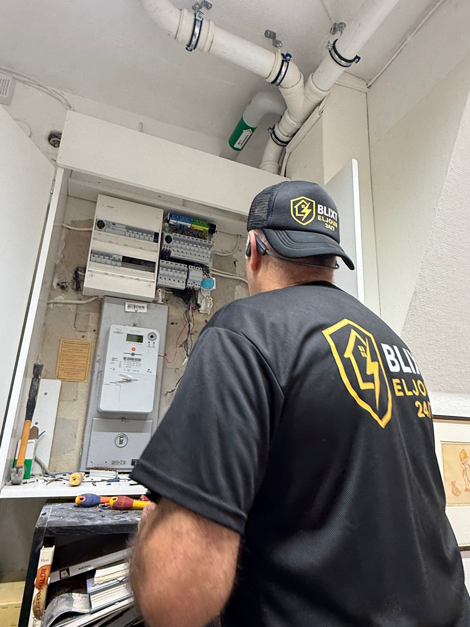 Elektriker byter elcentral i Stockholm