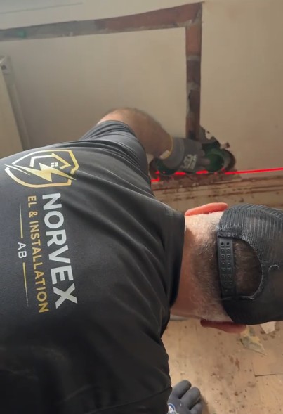 ALT: Elektriker utför elinstallation vid renovering i Stockholm