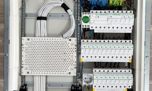 Elektriker byter elcentral i Stockholm